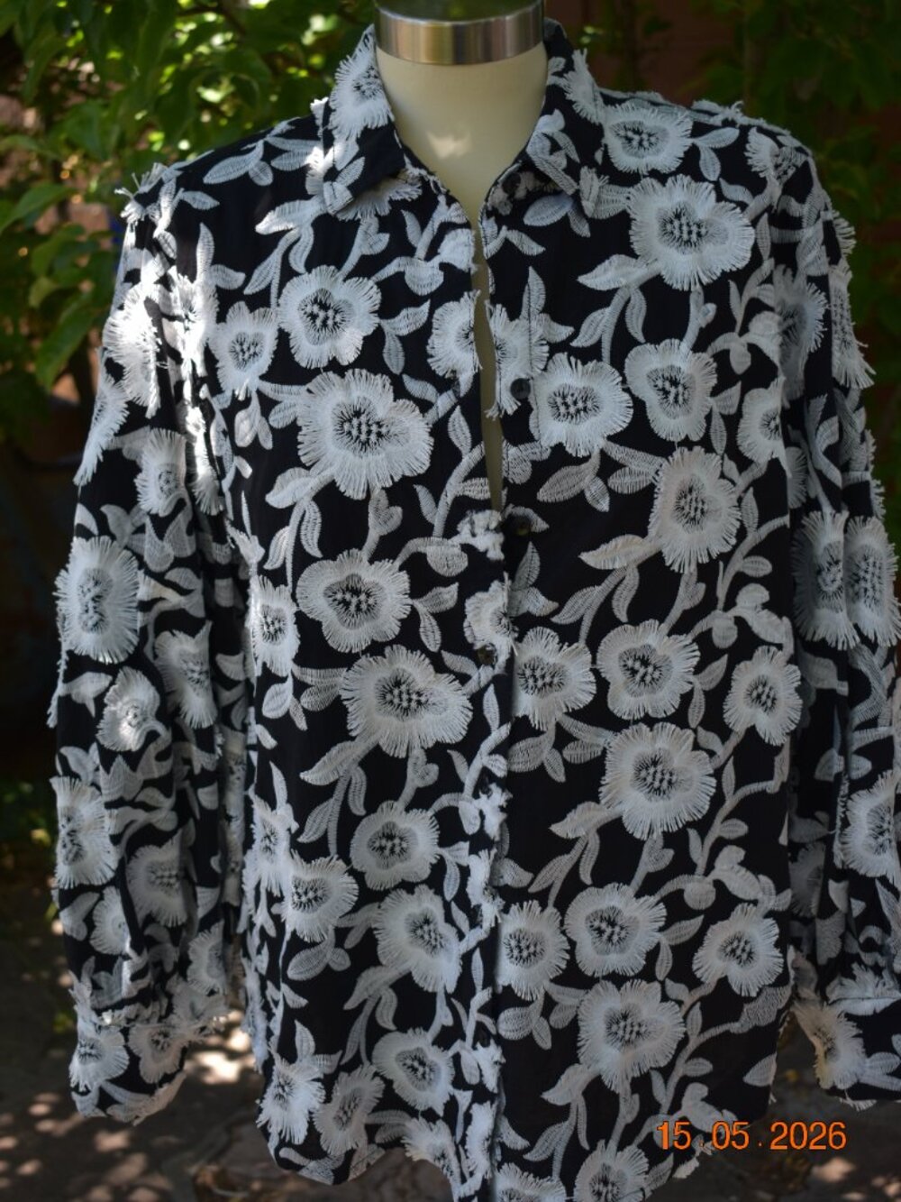 Chico’s Black & White Embroidered/Applique Floral Textured Shirt Size 2/12